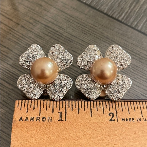 Vintage KJL Kenneth J Lane Rhinestone Pearl Flower Clip Earrings Dogwood Flower - Picture 14 of 17